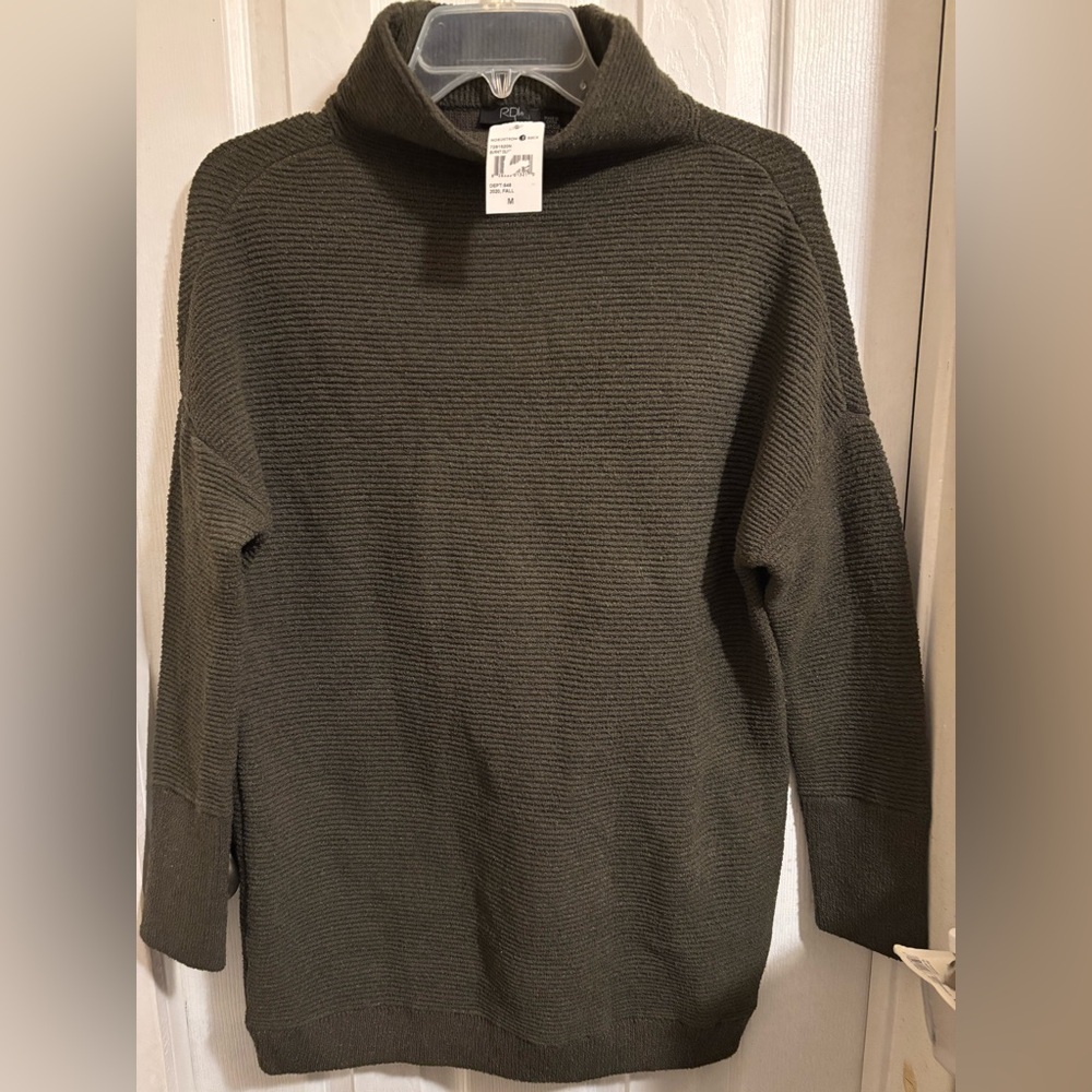 💚NWT RDI Medium Olive Green Sweater